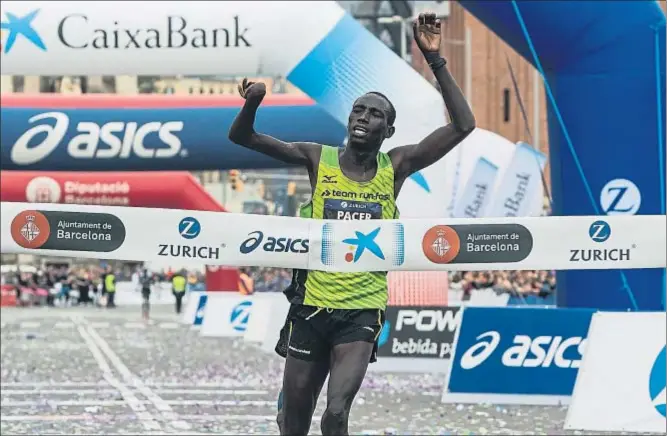  ?? CÉSAR RANGEL ?? Jonah Kipkemoi Chesum cruzando la línea de meta: hasta ayer, nunca había disputado un maratón