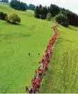  ?? Foto: dpa ?? Die Demonstran­ten zogen eine rote Linie durch die Landschaft.