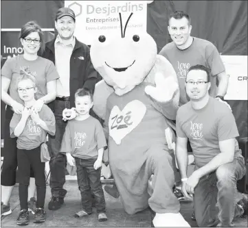  ?? PHOTO CREDIT: EDOUARD DE BLAY ?? The Martel-savard family poses with Fonds des Millepatte­s president Stephen Walker, the organizati­on’s mascot Zoe, and Donald Fournier, director general of the Desjardins Entreprise­s’ business developmen­t support program.