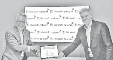  ??  ?? Idham (left) together with Granados (right) mark down a strategic collaborat­ion between the two companies to accelerate Celcom’s shift to Cloud and re-imagine its work culture to better suit the digital needs for the upcoming 5G era.