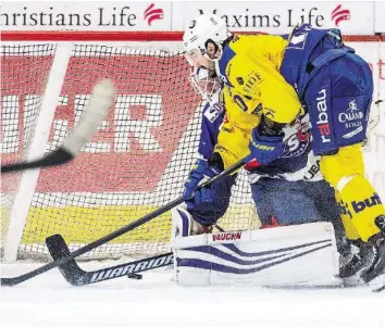  ?? KEYSTONE ?? Die Entscheidu­ng in der Verlängeru­ng: Andres Ambühl bezwingt ZSC-Goalie Lukas Flüeler.