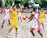  ??  ?? De La Salle skipper Nipun Lakshitha feeds a pass during the under-19 final