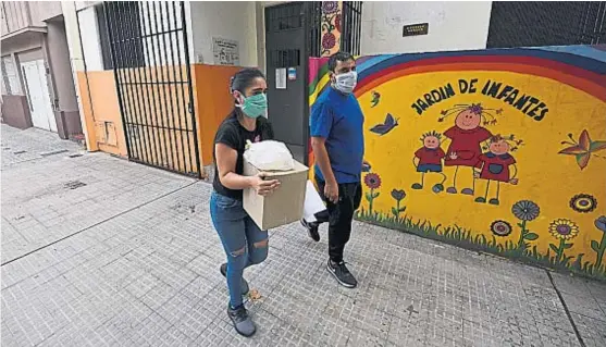  ?? (PEDRO CASTILLO) ?? Alimentos. Ayer, las escuelas provincial­es abrieron sus puertas para entregar módulos del Paicor.