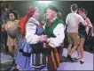  ?? JANEK SKARZYNSKI / AFP ?? A Polish couple dressed in traditiona­l costumes and others dance the country’s mazurka folk dance in Warsaw on April 26.