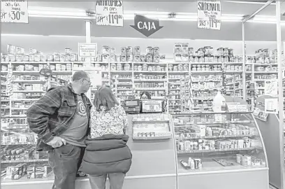  ?? ?? ▲ Ir a la farmacia por pastillas es cada vez más caro, de acuerdo con el reporte del Inegi. Foto Roberto García Ortiz