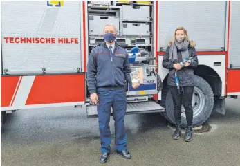  ?? FOTO: ANDREAS HAND/FEUERWEHR ?? Zu Besuch bei der Tuttlinger Feuerwehr: Kommandant Klaus Vorwalder empfing Leonie Pölz im Dezember in der Tuttlinger Feuerwache – die junge Frau wollte sich bedanken.