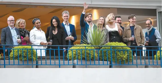  ?? PATRICIA DE MELO MOREIRA AGENCE FRANCE-PRESSE ?? De gauche à droite : le délégué général du Festival de Cannes, Thierry Frémaux, la présidente du festival, Iris Knobloch, et les membres du jury, Rungano Nyoni, Maryam Touzani, Damian Szifron, Ruben Ostlund, à la présidence du jury, Brie Larson, Julia Ducournau, Denis Menochet, Paul Dano et Atiq Rahimion prennent la traditionn­elle pose pré-festival sur le balcon de l’hôtel Martinez Grand Hyatt de Cannes, à la veille de l’ouverture de l’événement.