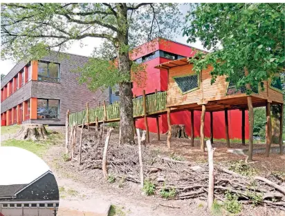  ?? FOTO: CHRISTIAN ALBUSTIN  ?? Das Konzept der Waldschule begeistert – entspreche­nd beliebt ist diese neue Schule bei Eltern und Schülern.