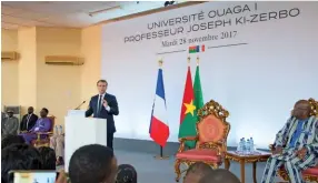  ??  ?? Photo ci-dessus : Le 28 novembre 2017, en visite au Burkina Faso, le président français Emmanuel Macron, se déclare « ouvert » sur la question de l’avenir du franc CFA, son périmètre, son nom et son existence même. (© Shuttersto­ck/ Guillaume Destombes)