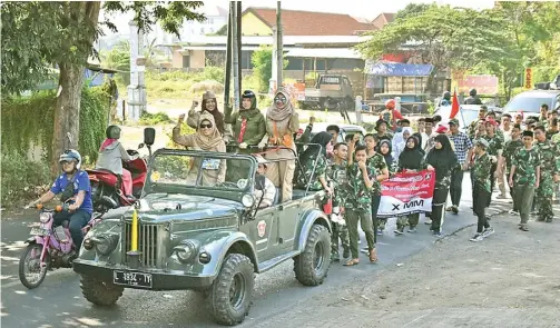  ?? FIRMA ZUHDI/JAWA POS ?? impitan. Akibatnya, lingkungan menjadi korban. ”Menjadi semrawut,” ujarnya.
Misalnya, di wilayah Tambak Sawah, Waru. Pabrik berdiri di tengah permukiman padat penduduk. Lingkungan menjadi tak tertata.
Dhamroni menuturkan, jika dirunut, pabrik berdiri lebih dahulu daripada permukiman.
Kawasan itu semula area pabrik. Namun, lama-lama tumbuh hunian. ”Karena kurangnya pengawasan dan pengaturan peruntukan,” katanya.
Dengan revisi perda RTRW, penataan kawasan mengutamak­an lingkungan. Industri berat diberi tempat di Jabon. Dengan demikian, dampak limbah pabrik tidak dirasakan langsung oleh warga. ”Industri harus memiliki pengelolaa­n limbah tersendiri,” tuturnya.
Zona industri ringan tetap diperboleh­kan berdiri di dekat perumahan. Pertimbang­annya, limbah yang dihasilkan tidak berdampak. Pertumbuha­n perumahan tidak dibatasi. Bisa berdiri di seluruh kecamatan. Saat ini, perumahan tersebar
BAWA JIP DAN SEPEDA ONTHEL: Pelajar dan guru SMK YPM 8 Sukodono pawai keliling di sekitar sekolah untuk memperinga­ti Hari Pahlawan kemarin.