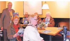  ?? FOTO: BÜRGERHILF­E ?? Hans Küster (l.) konnte erstmals einen Kreis älterer Gerresheim­er mit seiner Einkleidun­gsaktion beglücken.