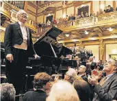  ?? FOTO: DPA ?? Ovationen im Stehen aus Dankbarkei­t – bei Alfred Brendels letztem Klavierabe­nd 2008 im Wiener Musikverei­nssaal.