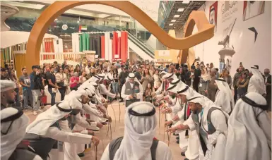  ?? / FOTO: CORTESÍA FIL RAFAEL DEL RÍO ?? El pabellón de Sharjah ejerce un imán especial que permite asomarse a una cultura exótica. Fue inaugurado con el Al-ayyala, un ritual de danza, poesía cantada y música de tambor.