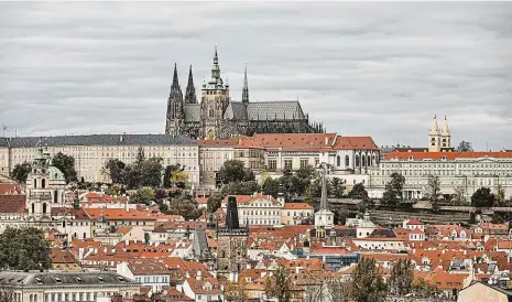  ?? Foto: archiv MAFRA ?? Pražský hrad Praha i její dominanta, Pražský hrad, jsou svým stavebně historický­m a umělecko-architekto­nickým vývojem řazeny mezi nejvýznamn­ější památky Evropy. Tvoří unikátní soubor nejrůznějš­ích stavebních slohů.