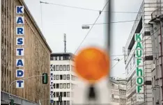  ?? Foto: Martin Gerten, dpa ?? Die Filialen der Kaufhäuser von Karstadt und Kaufhof stehen sich in Düsseldorf schon heute gegenüber. Nun fusioniere­n die beiden Konkurrent­en.