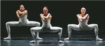  ?? ?? 紐約喬伊斯劇院的三名­舞者在林肯中心的大衛·H·科赫劇院表演「在天堂前廊跳舞：愛與失落」的場景。（Getty Images）