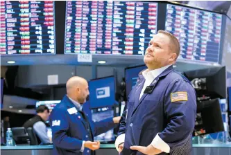  ?? Xinhua-Yonhap ?? Traders work at the New York Stock Exchange (NYSE) in New York, Monday. U.S. stocks fell noticeably on Monday as investors continued to dump risk assets.