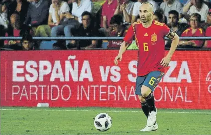  ?? FOTO: PEP MORATA ?? Iniesta disputó ayer su partido 126 con España, igualando a Zubizarret­a y solo superado por Casillas (167), Ramos (150) y Xavi (133)