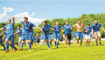  ?? SZ-FOTO: MANFRED SCHERWINSK­I ?? Bezirkslig­a, sie kommen: Die Fußballer der SG Altheim machten am vorletzten Spieltag der Kreisliga A1 den Gewinn der Meistersch­aft perfekt.