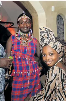  ?? FOTO: IRIS MAURER ?? Die afrikanisc­hen Frauen tragen gerne bunte Farben und schöne Muster. Die Baumwolle kommt aus dem eigenen Land.