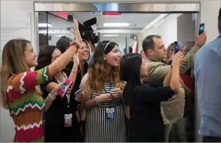  ?? DREW ANGERER, GETTY IMAGES ?? A crowd tries to catch a glimpse of Canadian Prime Minister Justin Trudeau after a news briefing at the United Nations.