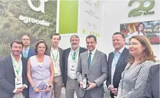  ?? ?? El presidente de la Junta de Andalucía, Juanma Moreno, junto con la consejera Carmen Crespo, en el stand de Agrocolor en Expoliva.