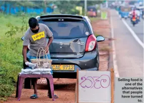  ??  ?? Selling food is one of the alternativ­es that people have turned to.