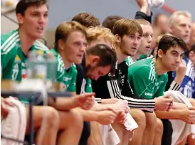  ?? ?? Linus Löjdahl kom från Stenungsun­ds HK till Kungälvs HK inför den här säsongen och studerar fortfarand­e på handbollsg­ymnasiet (mitten i