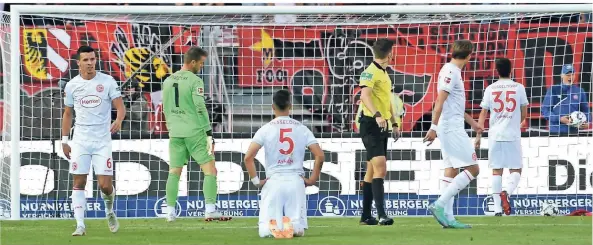  ?? FOTO: WOLFF ?? Kaan Ayhan erträgt das 0:3 nur noch auf den Knien, die Kollegen (v. li.) Alfredo Morales, Michael Rensing, Adam Bodzek und Marcin Kaminski sind konsternie­rt. Mittendrin Schiri Harm Osmers.