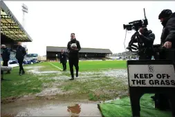  ?? ?? Referee Don Robertson calls the match off last week