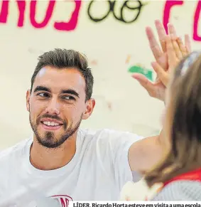  ?? ?? LÍDER. Ricardo Horta esteve em visita a uma escola