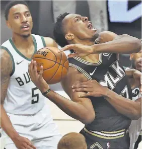  ??  ?? Fuerza. Khris Middleton, de los Bucks, alista a encestar el balón ante los rivales.