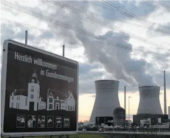  ?? FOTO: STEFAN PUCHNER/DPA ?? Das Atomkraftw­erk Gundremmin­gen in Bayern: Befürworte­r sehen in der Atomenergi­e eine saubere Alternativ­e – Atomkraftg­egner warnen vor den Risiken.