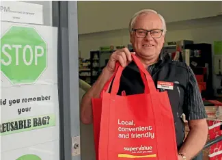  ?? STUFF ?? Paetiki SuperValue owner Murray Graham in Taupo is one of several smaller businesses to go plastic bag free. Below, alternativ­es to plastic bags have been popping up all over the country.