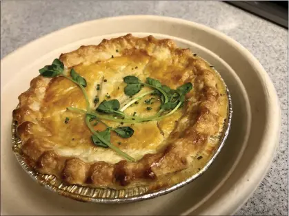  ?? PHOTOS BY RAÚL NAVA — HERALD CORRESPOND­ENT ?? Chicken pot pie, a favorite comfort food, from Stationaer­y.