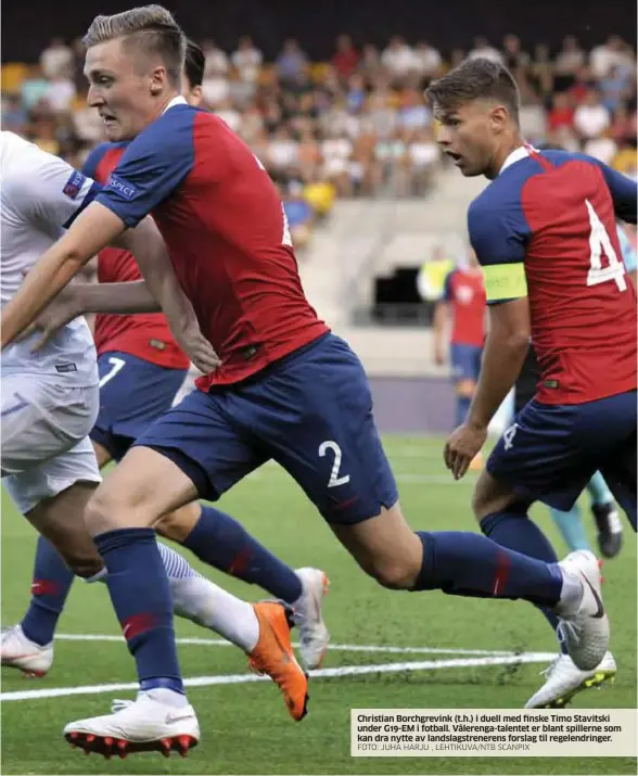  ?? FOTO: JUHA HARJU , LEHTIKUVA/NTB SCANPIX ?? Christian Borchgrevi­nk (t.h.) i duell med finske Timo Stavitski under G19-EM i fotball. Vålerenga-talentet er blant spillerne som kan dra nytte av landslagst­renerens forslag til regelendri­nger.