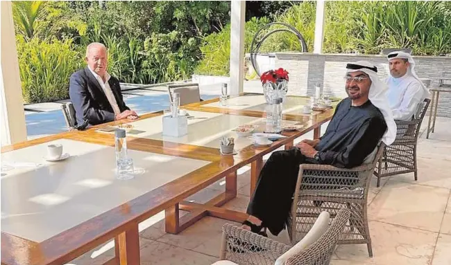  ??  ?? Don Juan Carlos, con el Príncipe Heredero de Abu Dabi, Mohammed bin Zayed, y el presidente del Manchester City, Khaldoon Al MubarakDIF­UNDIDA