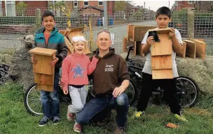  ??  ?? ●» Youngsters help install bat boxes on the Fallowfiel­d Loop