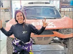  ?? ?? Cristina Gutiérrez posa delante del BRX Hunter del Dakar.