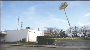  ?? BEA AHBECK/NEWS-SENTINEL ?? Left: The upper portion of the Omelet House sign became bent in the windy storm that hit the Lodi area Wednesday.