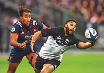  ?? AFP ?? France’s wing Teddy Thomas (left) looks on as New Zealand’s flanker Vaea Fifita catches the ball during the Test match at the Stade de France Stadium in Saint-Denis on Saturday.