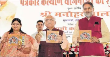  ??  ?? Chief minister Manohar Lal Khattar with education minister Ram Bilas Sharma and women and child developmen­t minister Kavita Jain launching welfare schemes for journalist­s in Panchkula on Thursday. KESHAV SINGH/HT