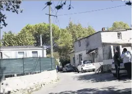  ?? (Photo N.M.) ?? Le jeune homme de  ans qui a succombé à une méningite foudroyant­e habitait au hameau tzigane du Plan de Grasse.