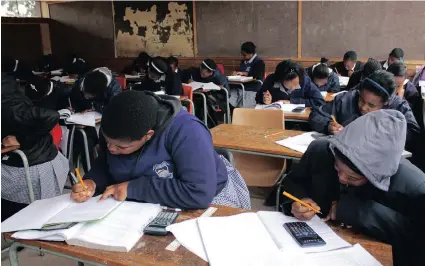  ?? Picture: MOTSHWARI MOFOKENG ?? GIRL POWER: Grade 10 pupils at Letsibogo Girls’ High School, Meadowland­s, Soweto, work on their maths skills. Stereotype­s about women being bad at maths is stopping girls from reaching their full potential, says the writer.