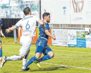  ?? FOTO: ROLF SCHULTES ?? Rahman Soyudogru (rechts) kam nach Sperre zurück ins Team des FV Ravensburg und traf beim 3:0 gegen den SV Oberachern (Felix Armbruster) auch gleich wieder.