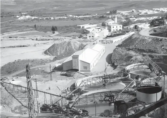  ??  ?? Sobre estas líneas, una panorámica de la planta Denver, en su día el mayor complejo de extracción de oro en toda Europa.