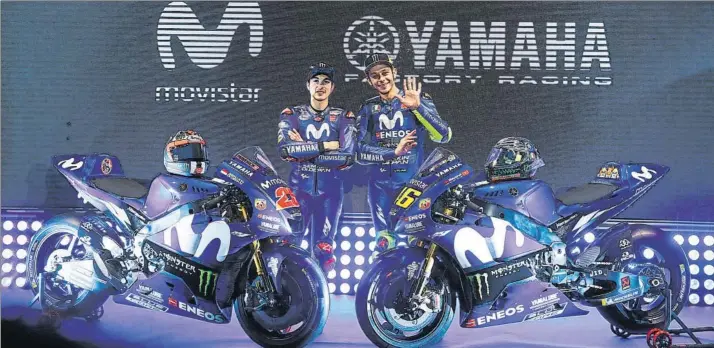  ?? FOTO: SIRVENT ?? Maverick Viñales y Valentino Rossi, con las nuevas M1 del equipo oficial Movistar Yamaha para el Mundial 2018 que presentaro­n ayer en Madrid con el objetivo de volver a ser campeones del mundo