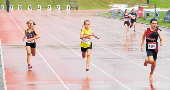  ?? Photo / Bevan Conley ?? Athletes didn’t let a bit of wet weather stop them over the weekend.