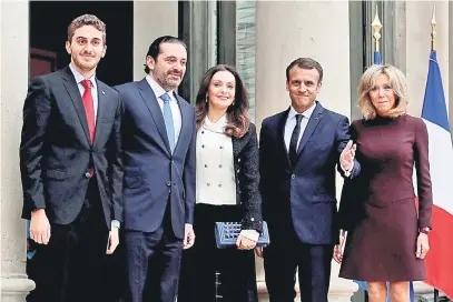  ?? — Gambar Reuters ?? TERPALIT KRISIS: Macron (dua kanan) dan isterinya Brigitte menerima lawatan daripada Hariri, isterinya Lara dan anak lelaki mereka Houssam (kiri) di Istana Elysee di Paris, kelmarin.