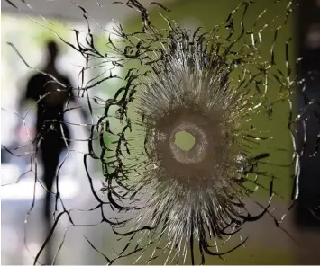  ?? Foto: Philippe Lopez, afp ?? Der Terror ist zurückgeke­hrt: Einschussl­och in der Glasscheib­e eines Hauses an den Champs Élysées.